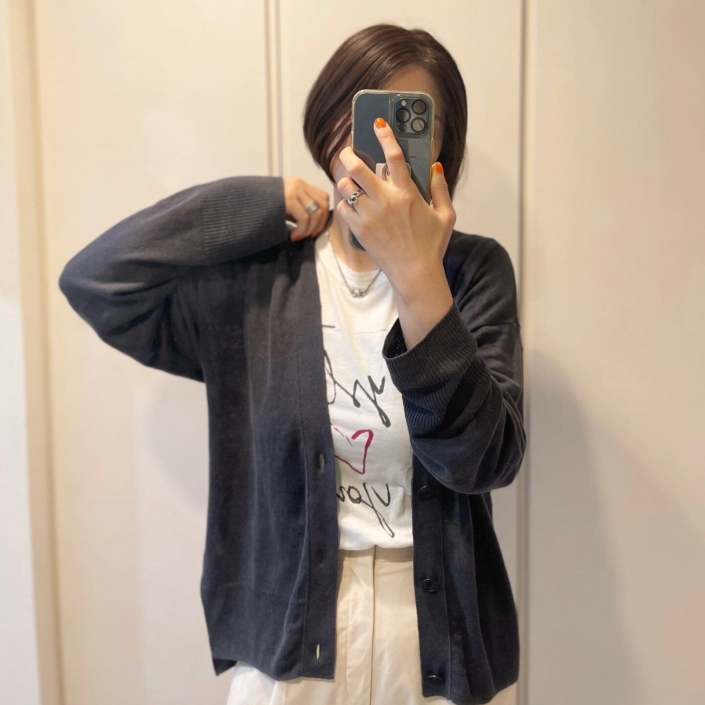 カーディガンにTシャツ