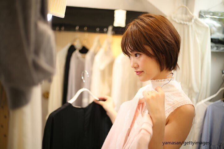 試着する女性