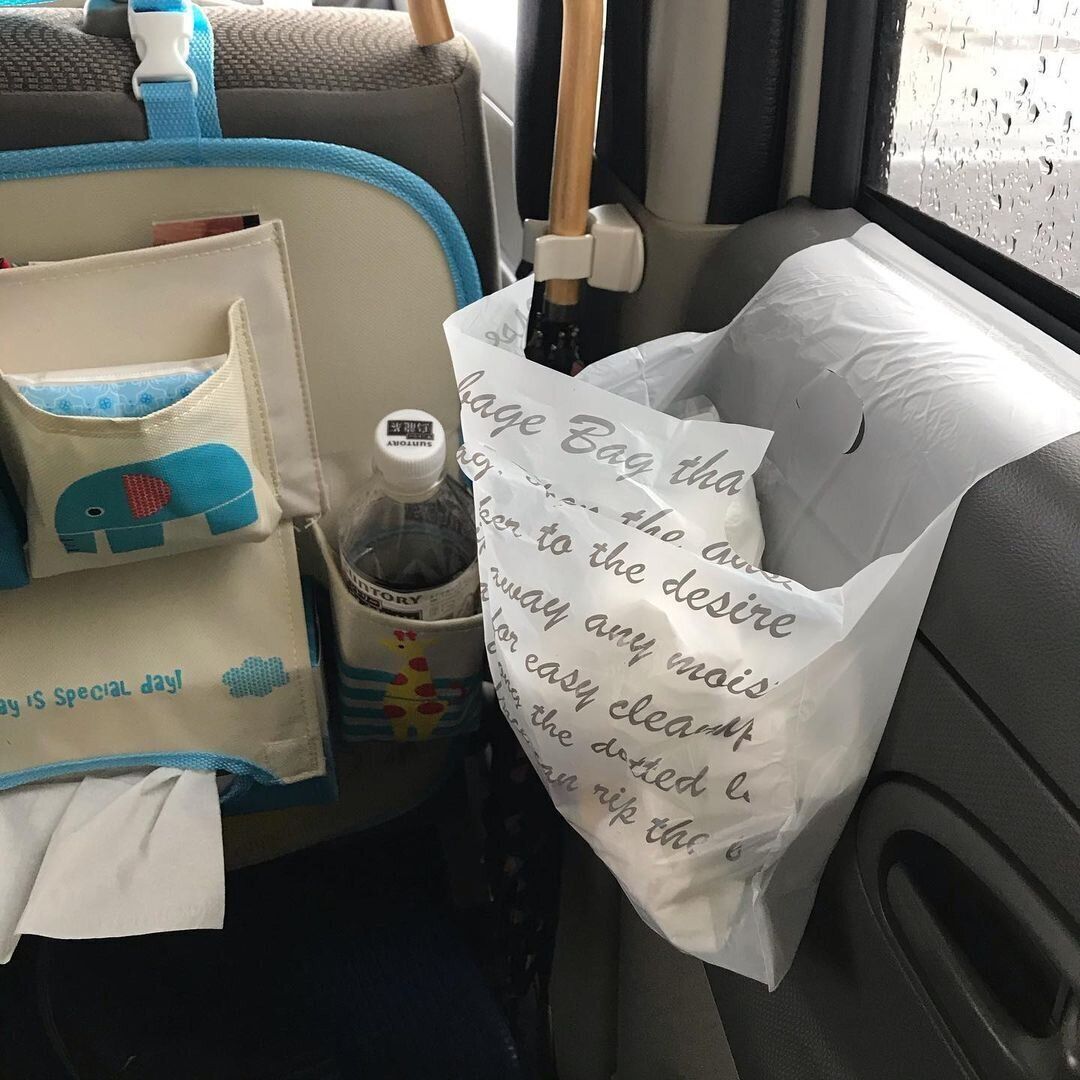 【ダイソー】車内にゴミ箱置かない派必見！どこでも貼れるごみ袋が便利