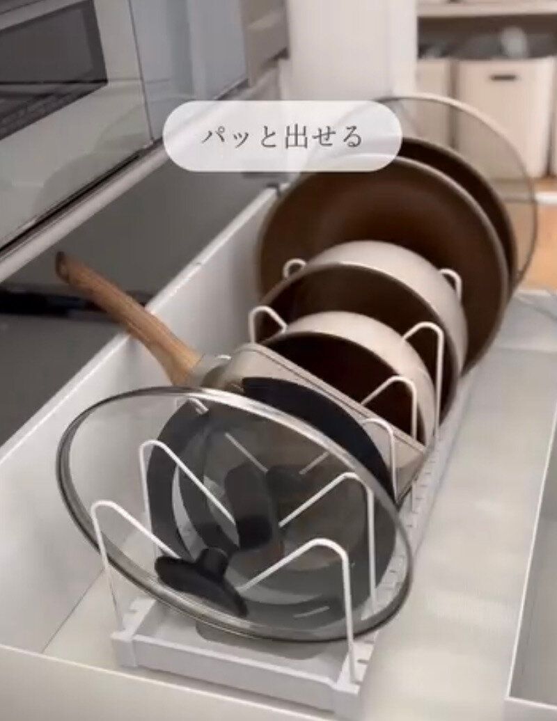 フライパン類の整理に！「伸縮ざるボウルフライパンスタンド」