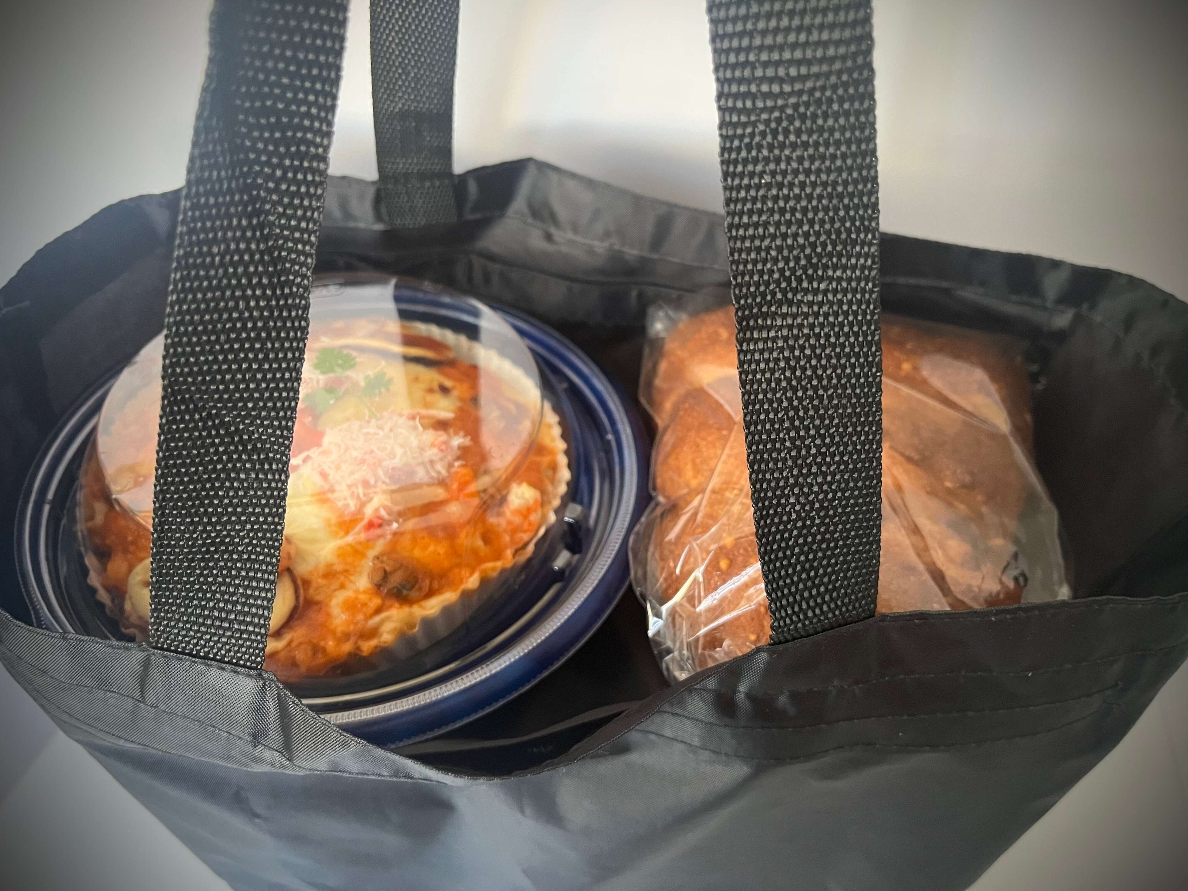 空中ポケットに物を載せた画像