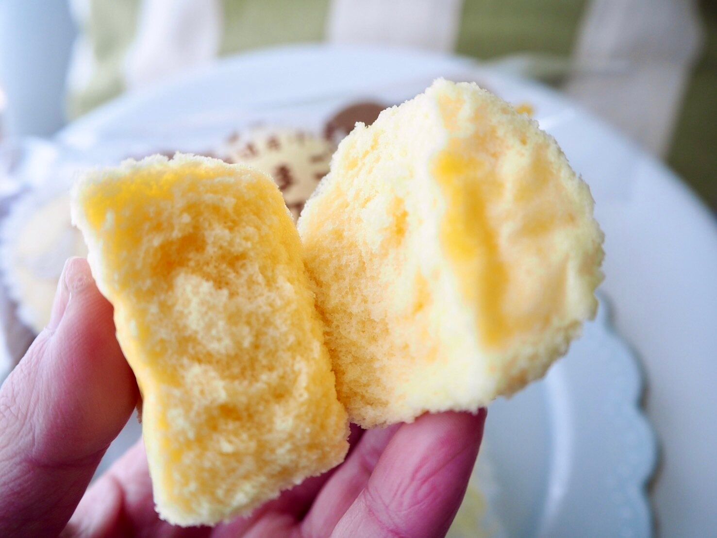 シャトレーゼ「北海道産小麦のたまご蒸しケーキ」断面写真