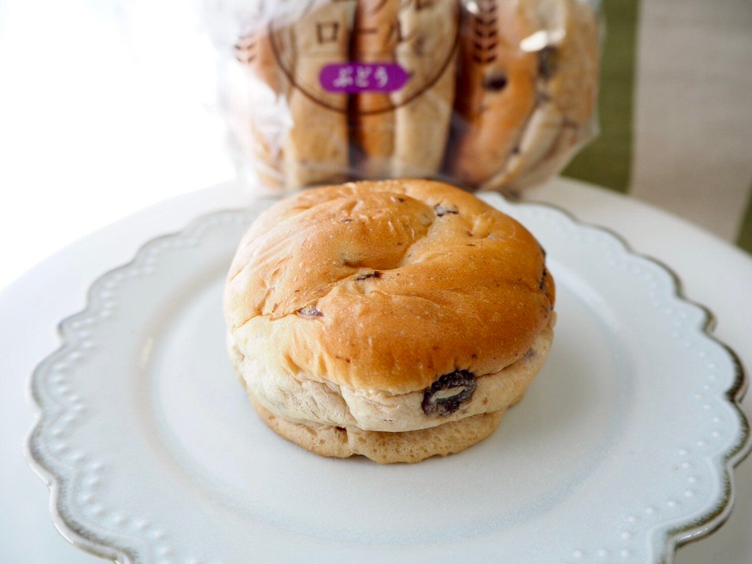 シャトレーゼ「白州名水仕込み テーブルロール ぶどう」商品写真