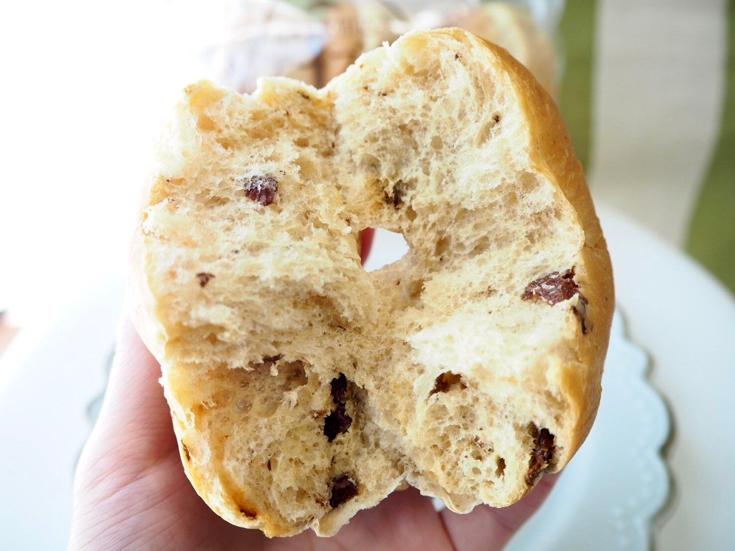 シャトレーゼ「白州名水仕込み テーブルロール ぶどう」断面写真