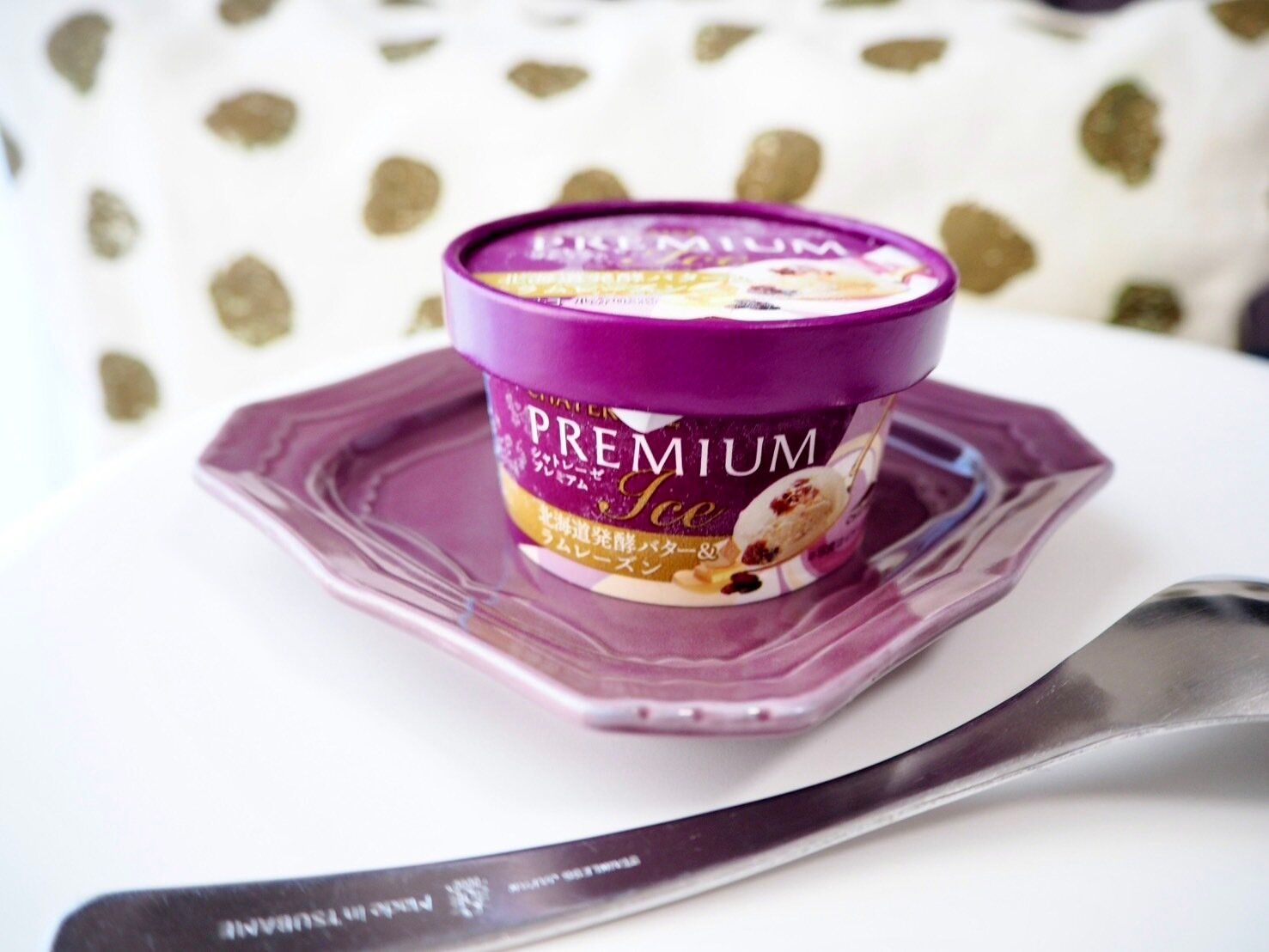 シャトレーゼ「CHATERAISE PREMIUM 北海道発酵バター&ラムレーズン」商品写真