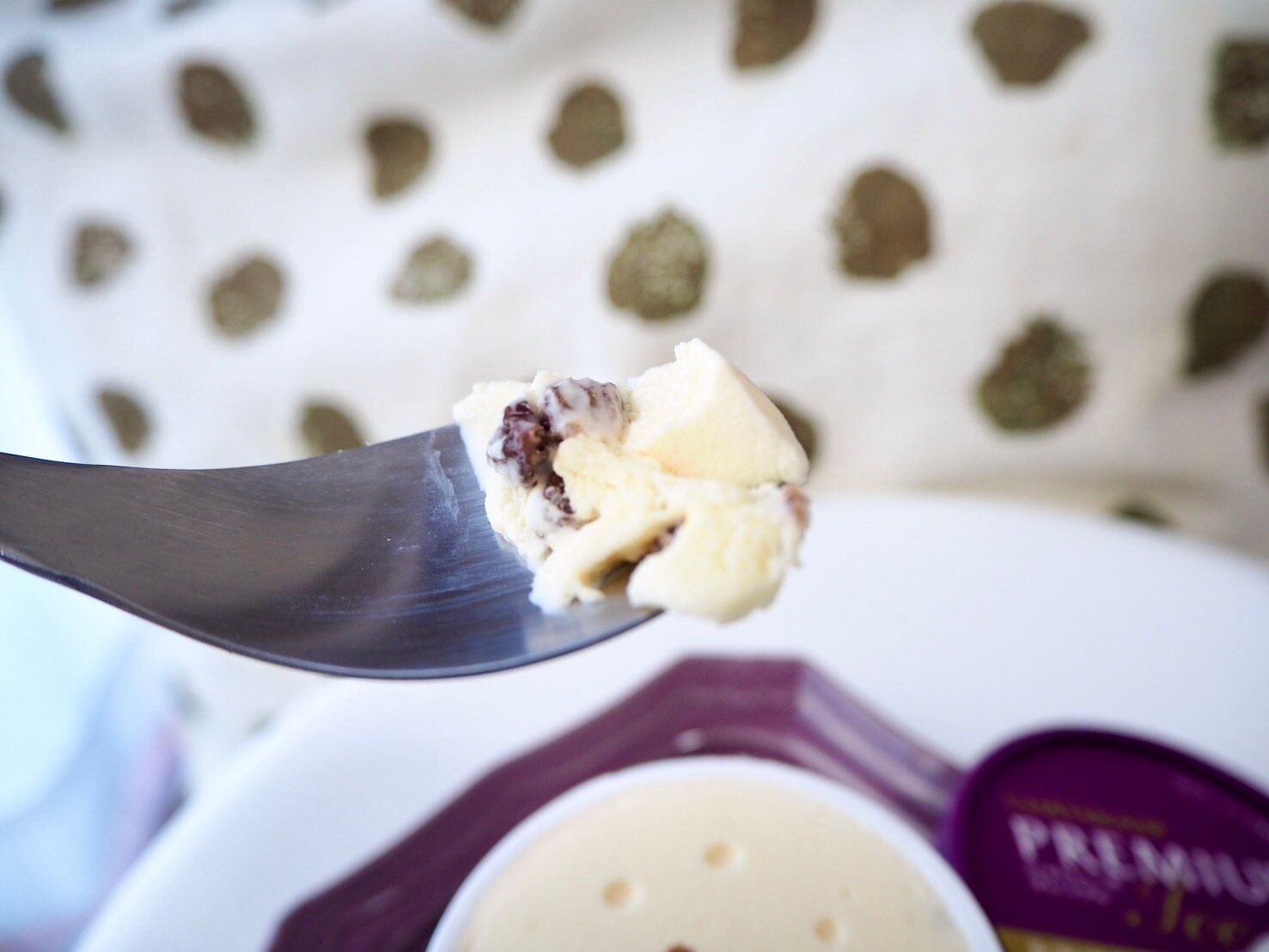 シャトレーゼ「CHATERAISE PREMIUM 北海道発酵バター&ラムレーズン」スプーンのせ写真