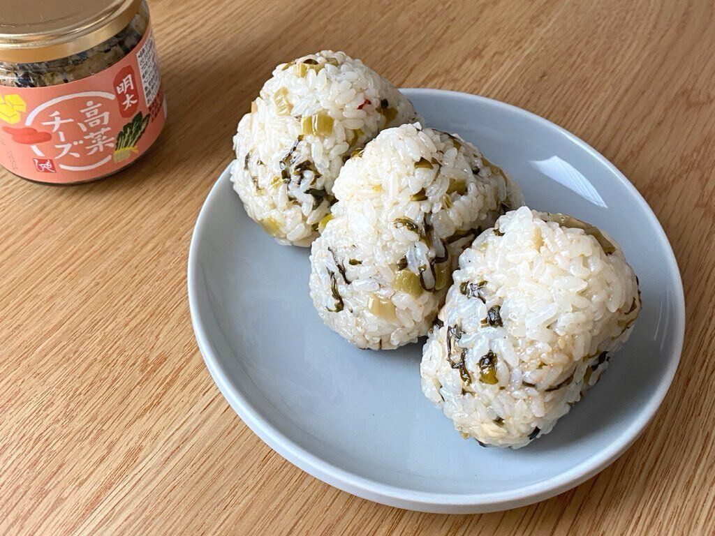明太高菜チーズでつくったおにぎり