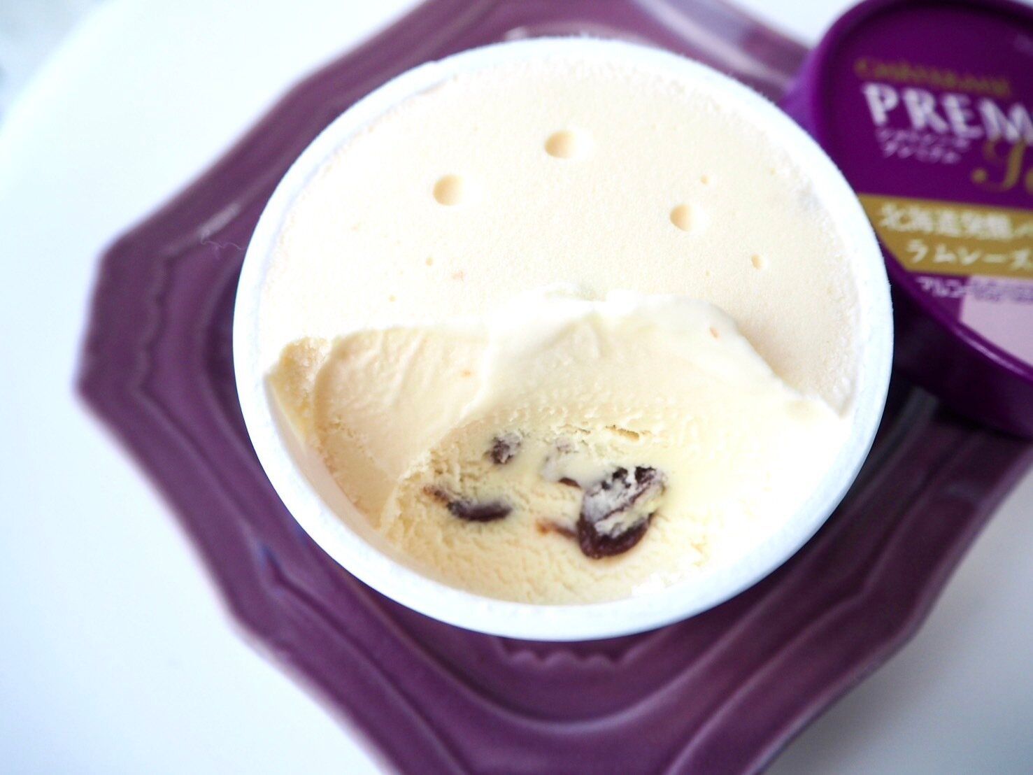 シャトレーゼ「CHATERAISE PREMIUM 北海道発酵バター＆ラムレーズン」断面写真