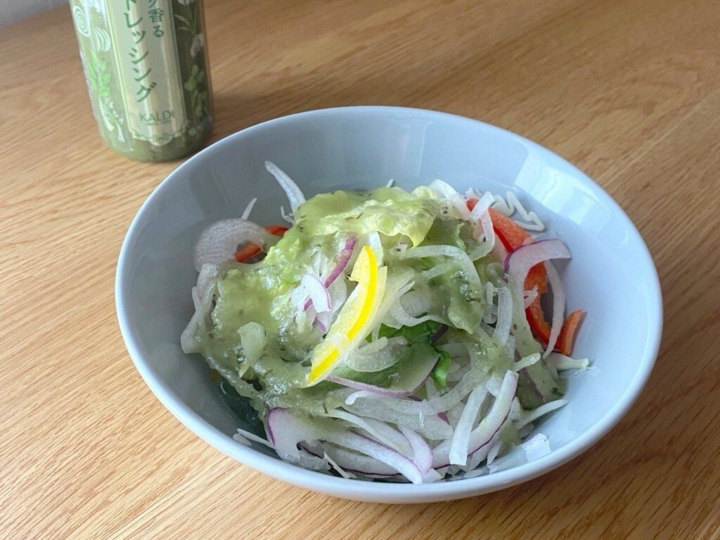 ガーリック香る緑のドレッシングをかけたサラダ