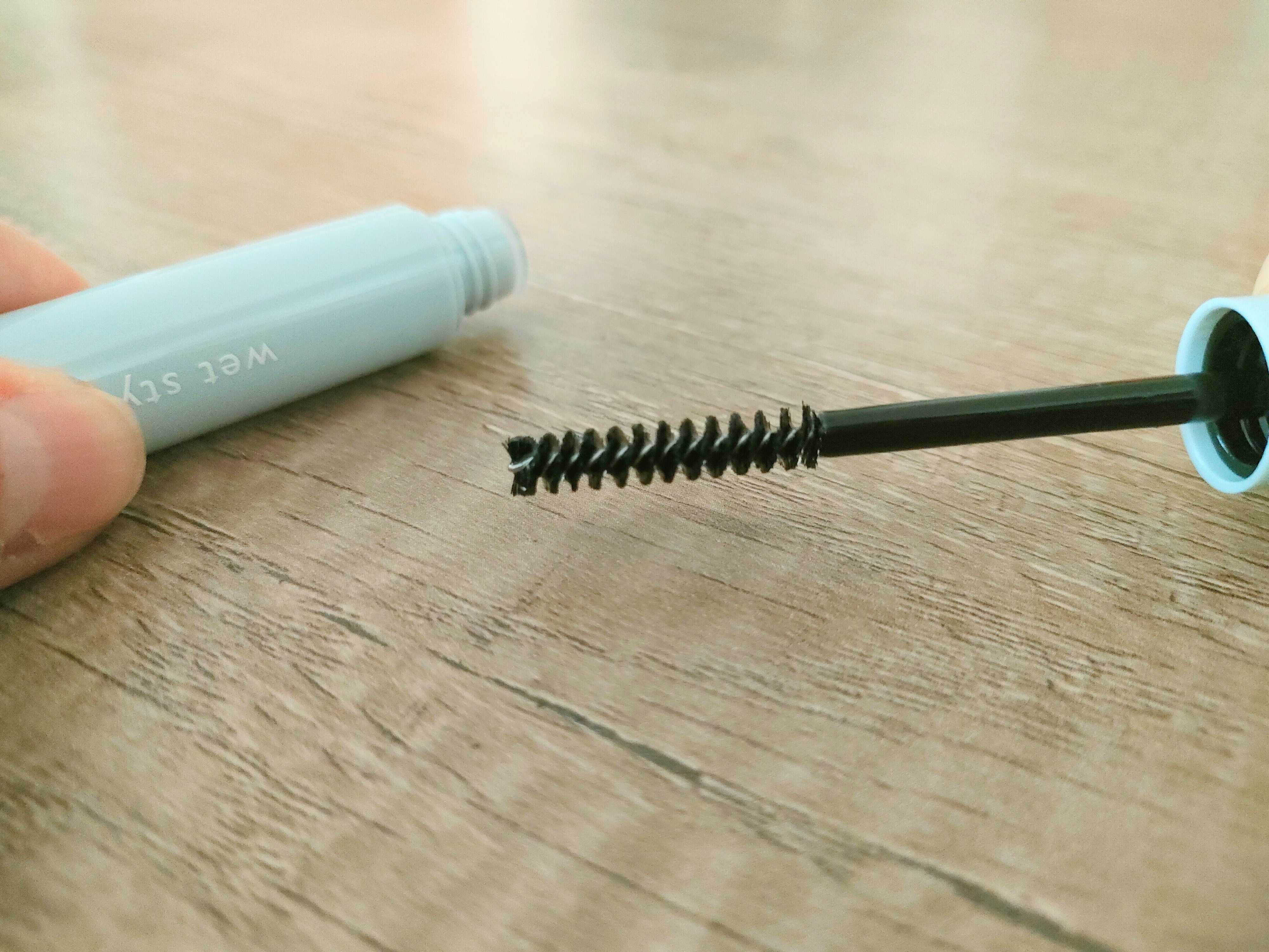 マスカラに似た細めのブラシにヘアオイルがついている