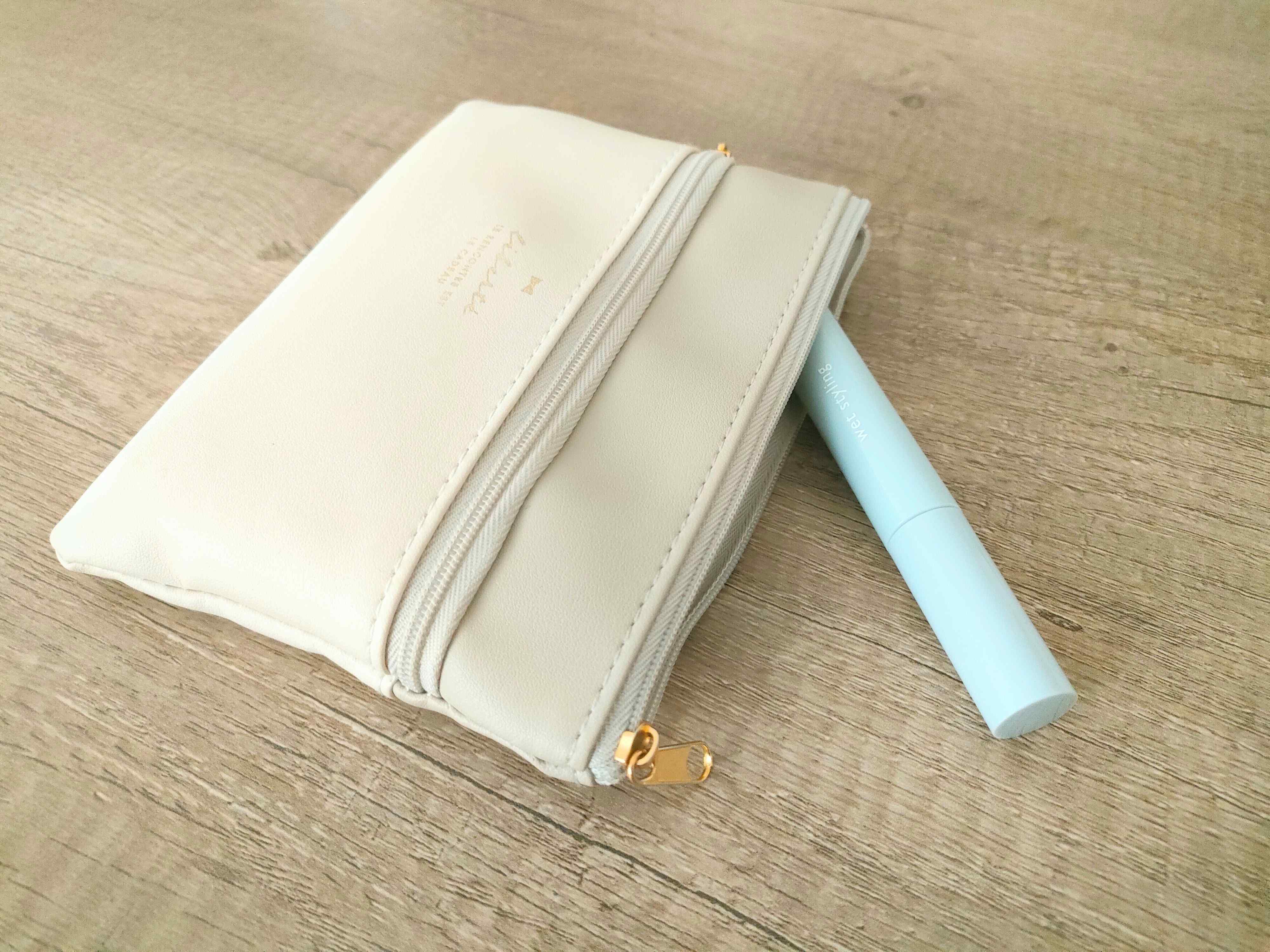 ミニポーチにおさまるサイズのウェットヘアポイントブラシ