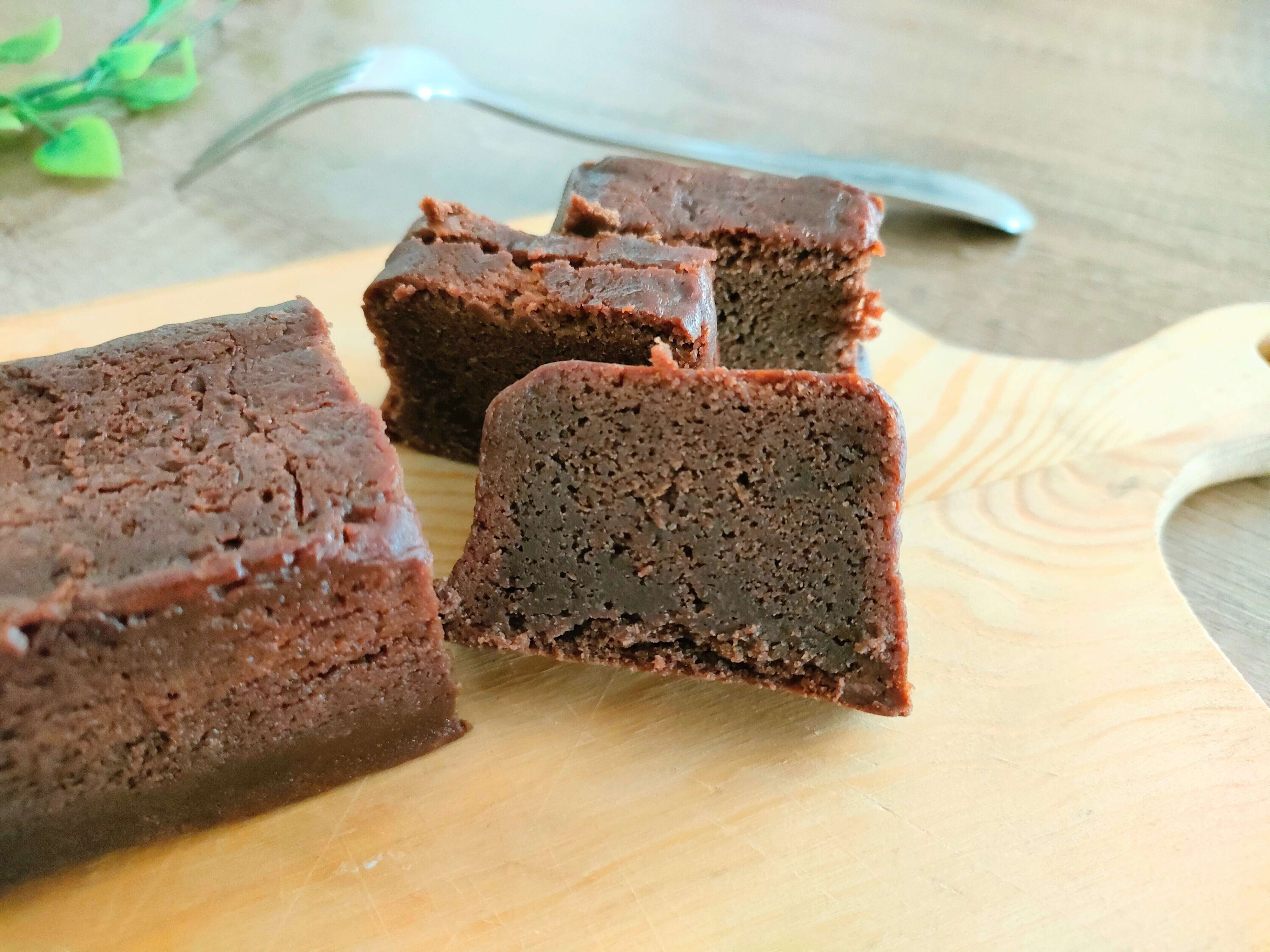 マイルドカルディチョコレートケーキをカットした断面