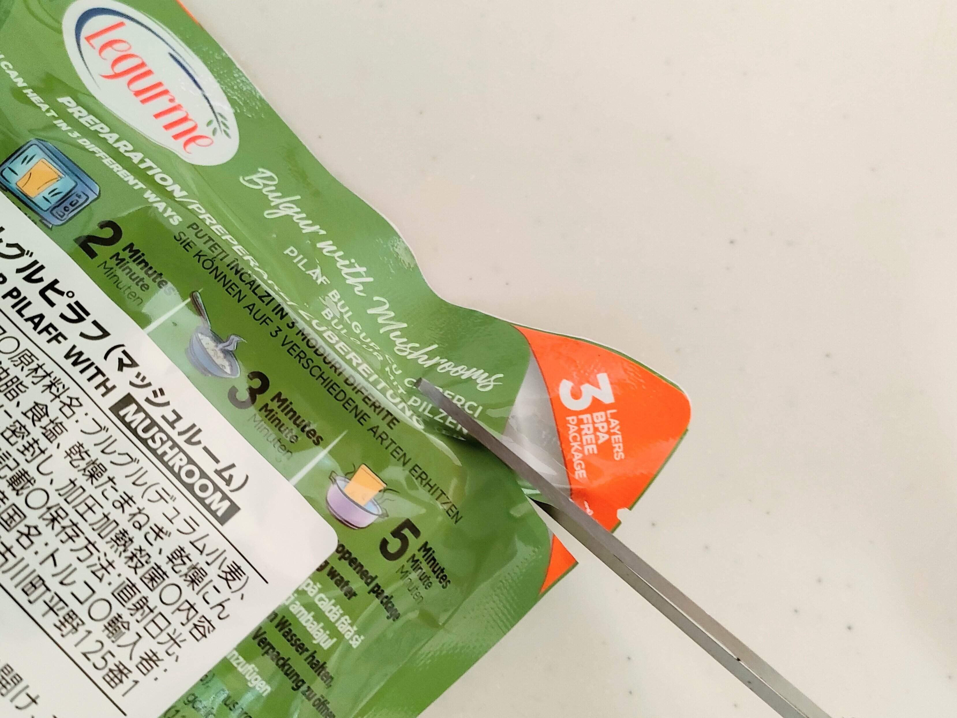 切り込みをいれて蒸気口をつくる