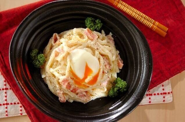 うどん入り酒粕のカルボナーラ風