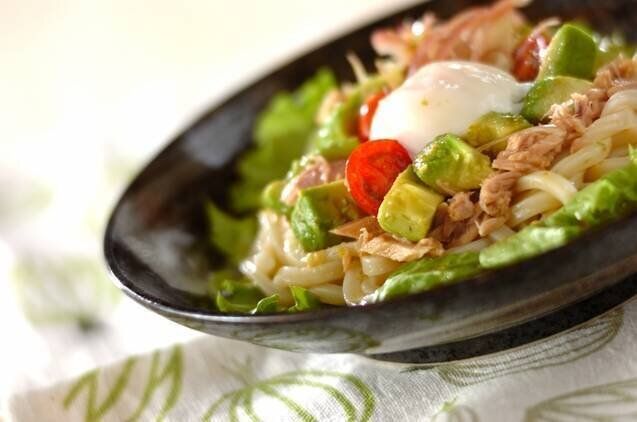 めんつゆで簡単！ツナとアボカドの温玉サラダうどん