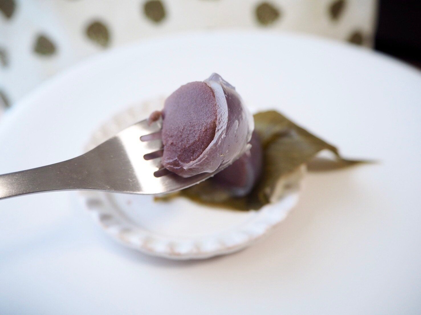 シャトレーゼ「「くず桜こし餡」フォークのせ写真