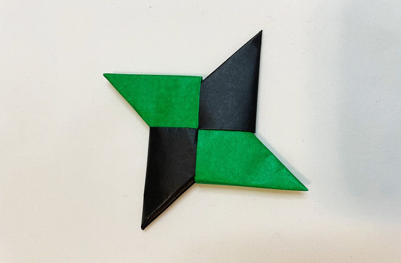 2枚の折り紙で作る簡単手裏剣