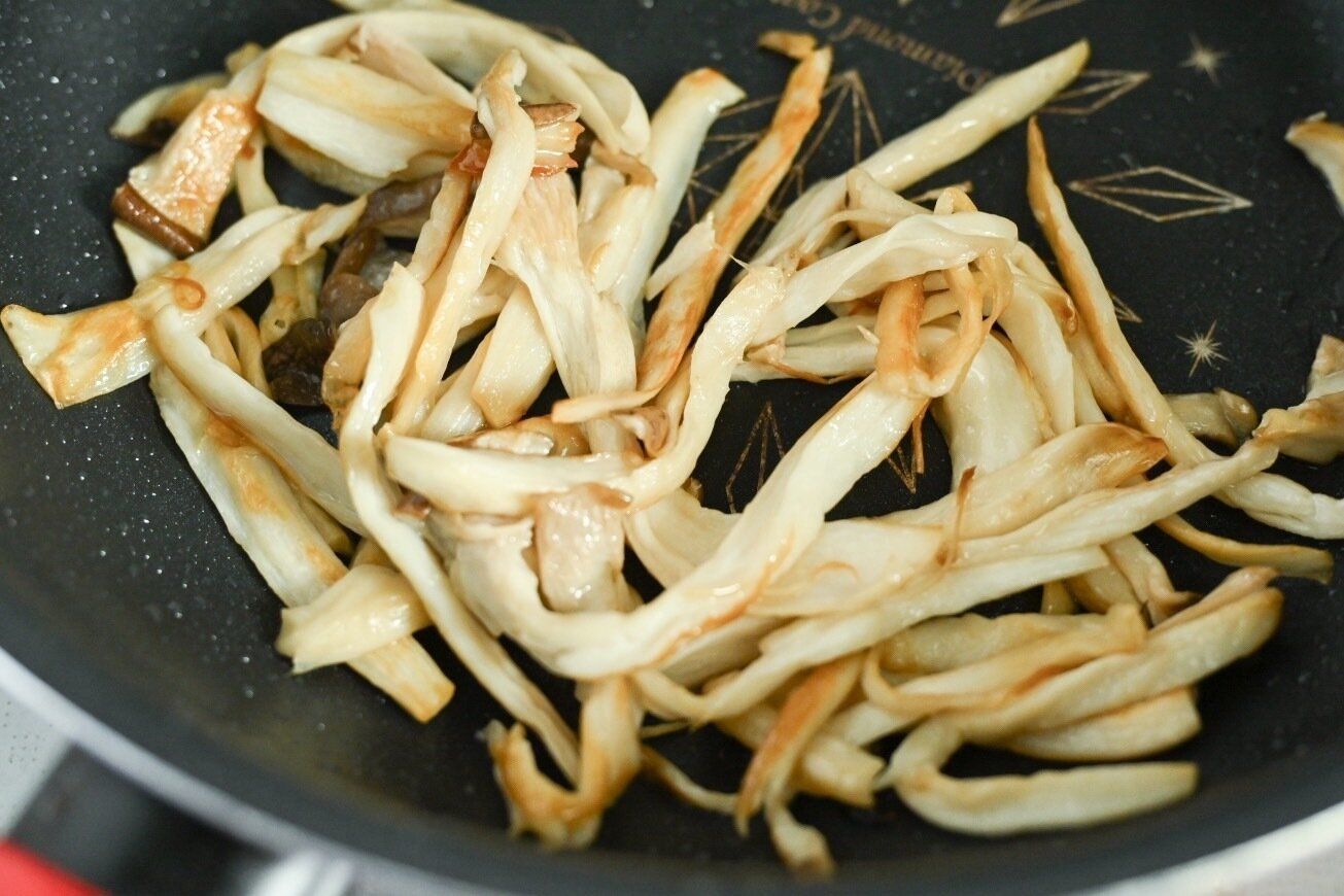 炒めたエリンギ