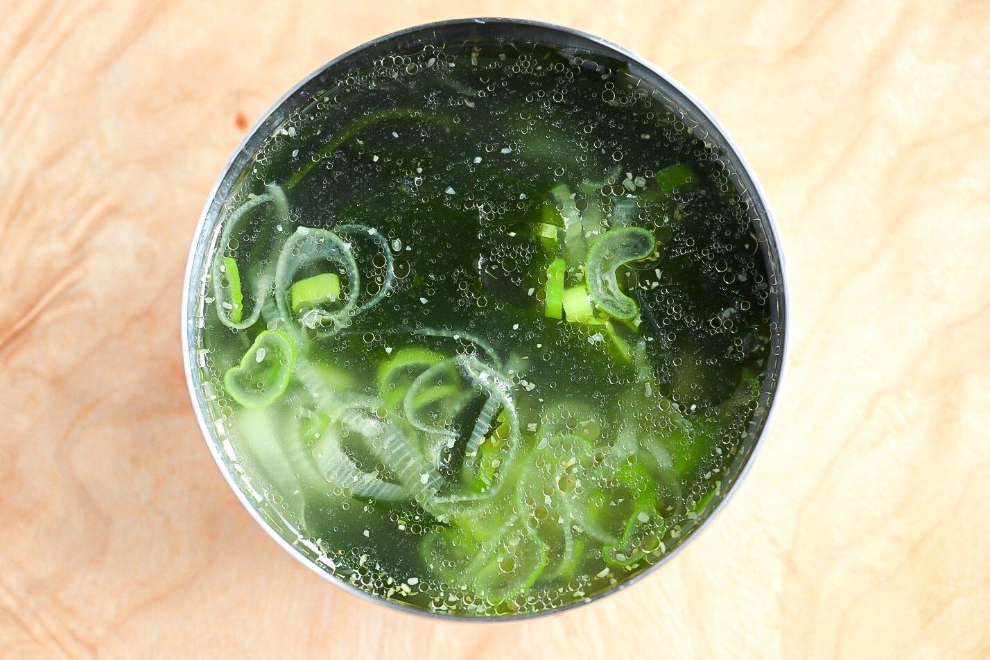 器に入ったわかめスープ