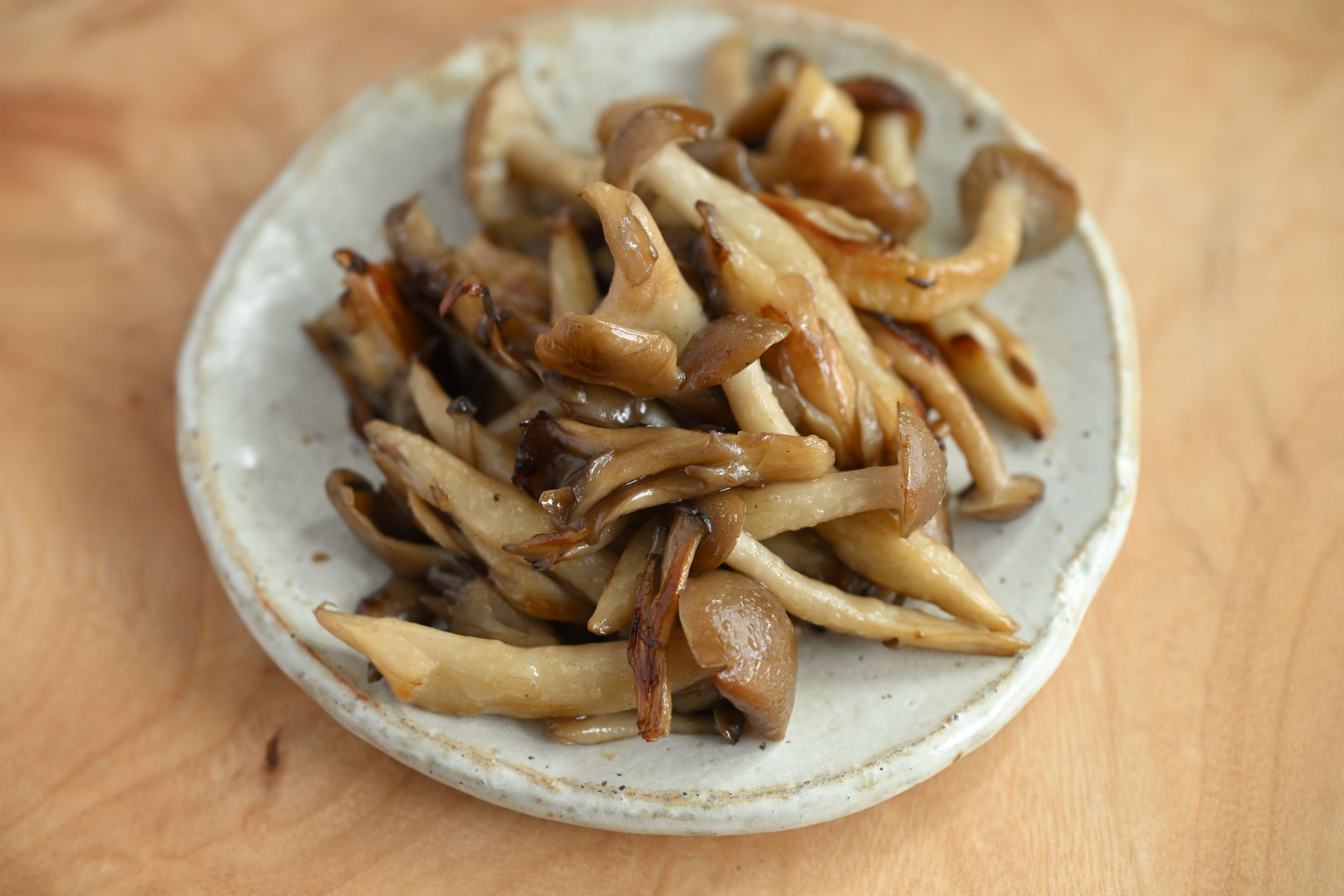 皿に盛られたきのこ炒め