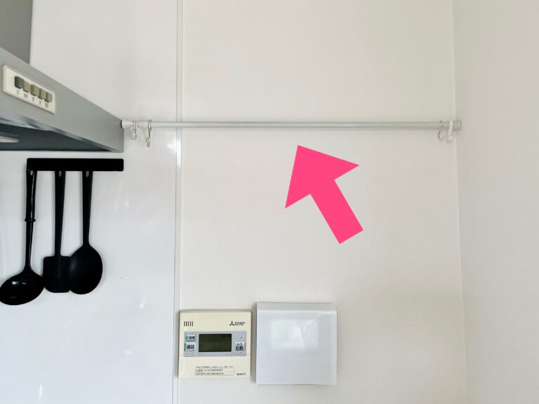 狭いキッチンはつっぱり棒で収納力UP！片づけのプロが唯一使っている場所