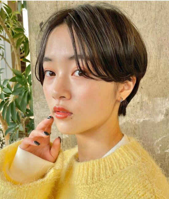 おしゃれな女子高校生のモテるヘアカタログ。ハンサムな耳掛けショート