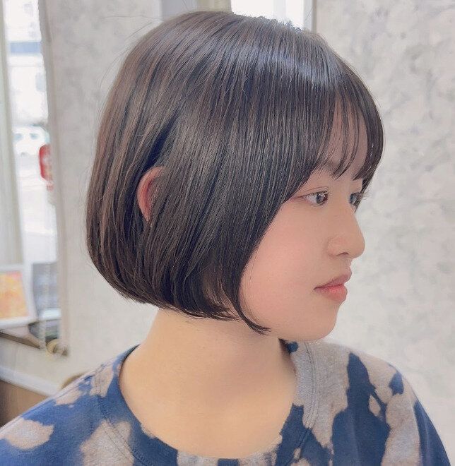 小顔効果が期待できる!前下がりボブ