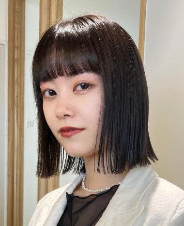 重めの前髪で大人っぽく!トレンドの切りっぱなしボブ