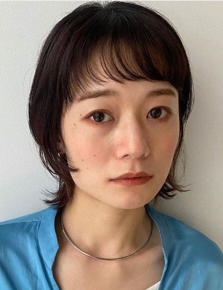 オン眉バングでおしゃれに!コンパクトなウルフボブ