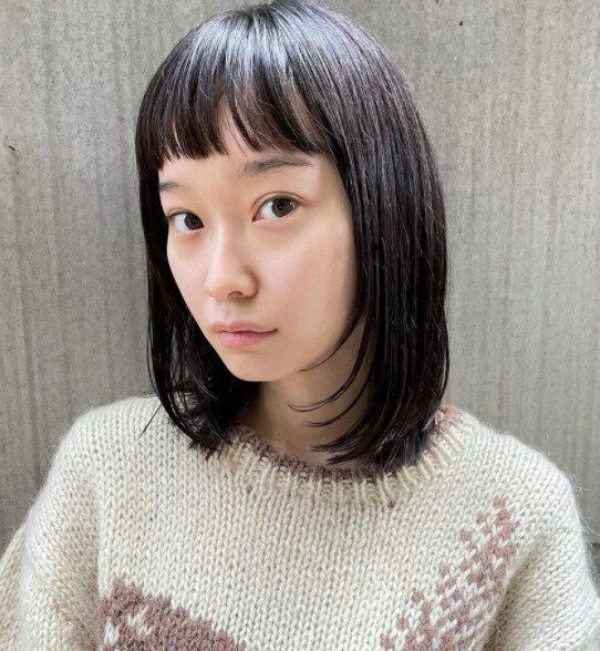 おしゃれな女子高校生のモテるヘアカタログ。眉上バングが少しモードな肩下ロングボブ