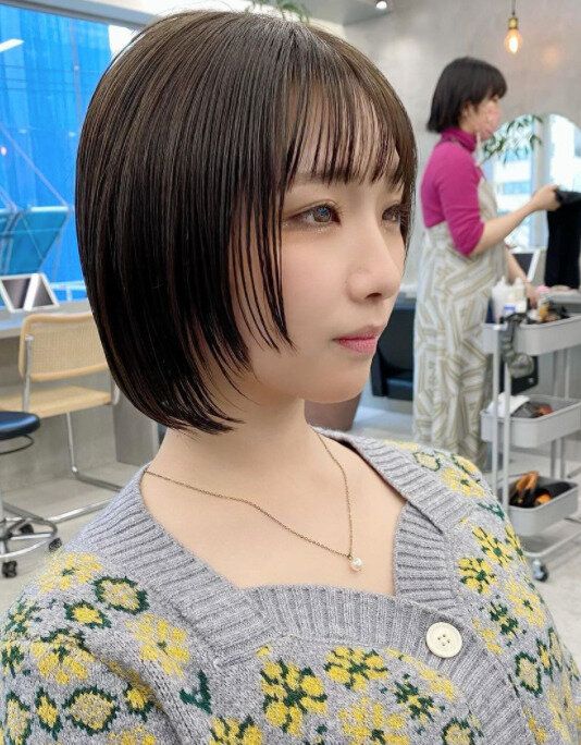 おしゃれな女子高校生のモテるヘアカタログ。顔まわりに軽さをだしたレイヤーボブ