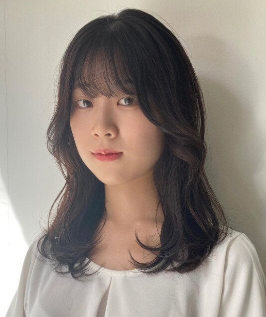 顔まわりがポイント!くびれセミロング