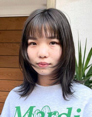 髪を伸ばしている真っ最中の方におすすめ!ウルフミディアム