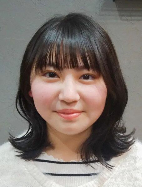 大人っぽくてかわいい!切りっぱなしの外ハネミディアム