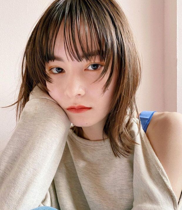 おしゃれな女子高校生のモテるヘアカタログ。顔まわりのおくれ毛がポイント!クールなミディアムレイヤー