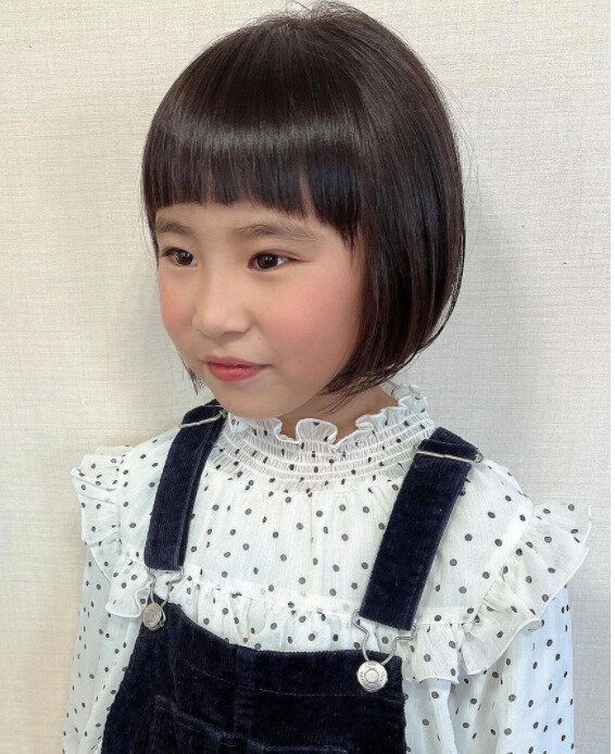 小学生女子も納得のキュートなヘアスタイル。清楚でピュアな前下がりボブ