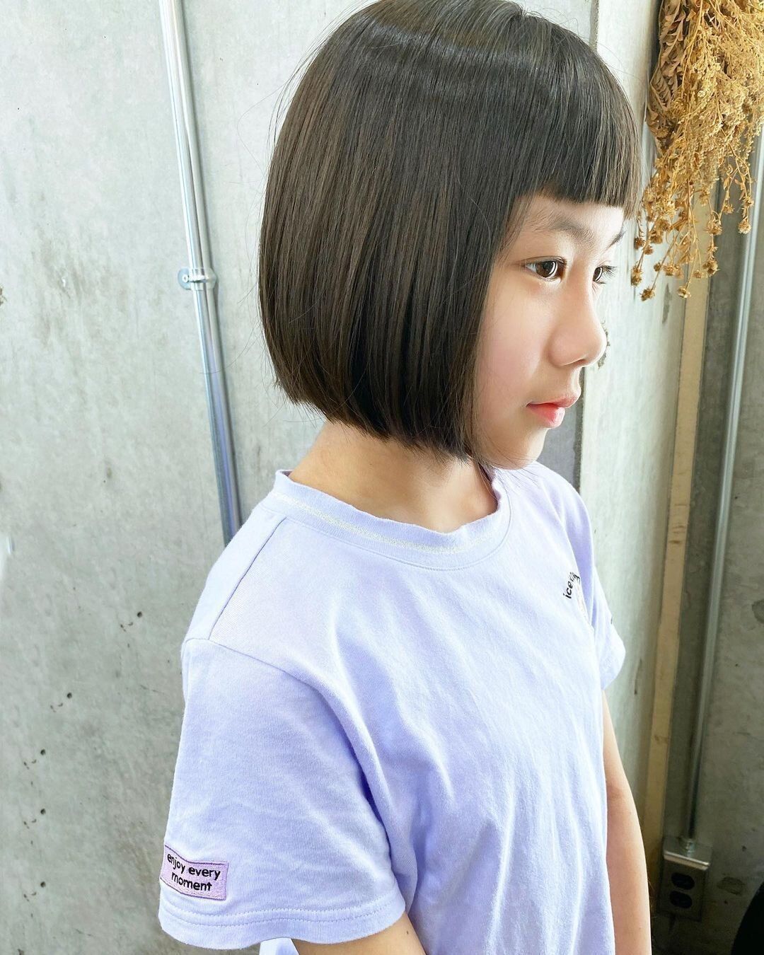 小学生女子も納得のキュートなヘアスタイル。モデル風ぱっつんおかっぱヘア