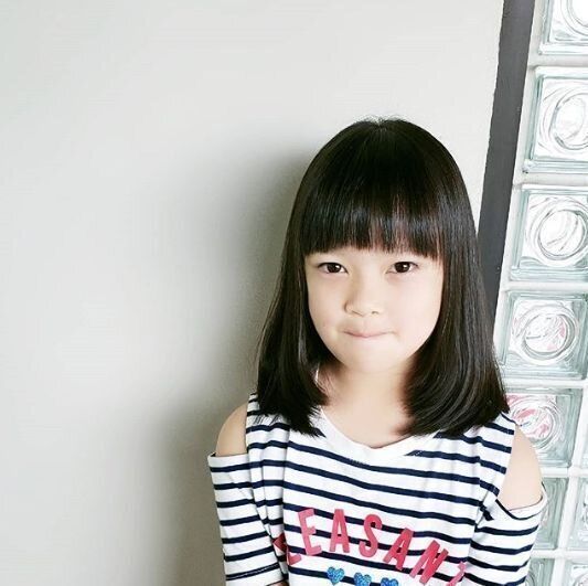 小学生女子も納得のキュートなヘアスタイル。長めのボブもいろいろアレンジが楽しめる