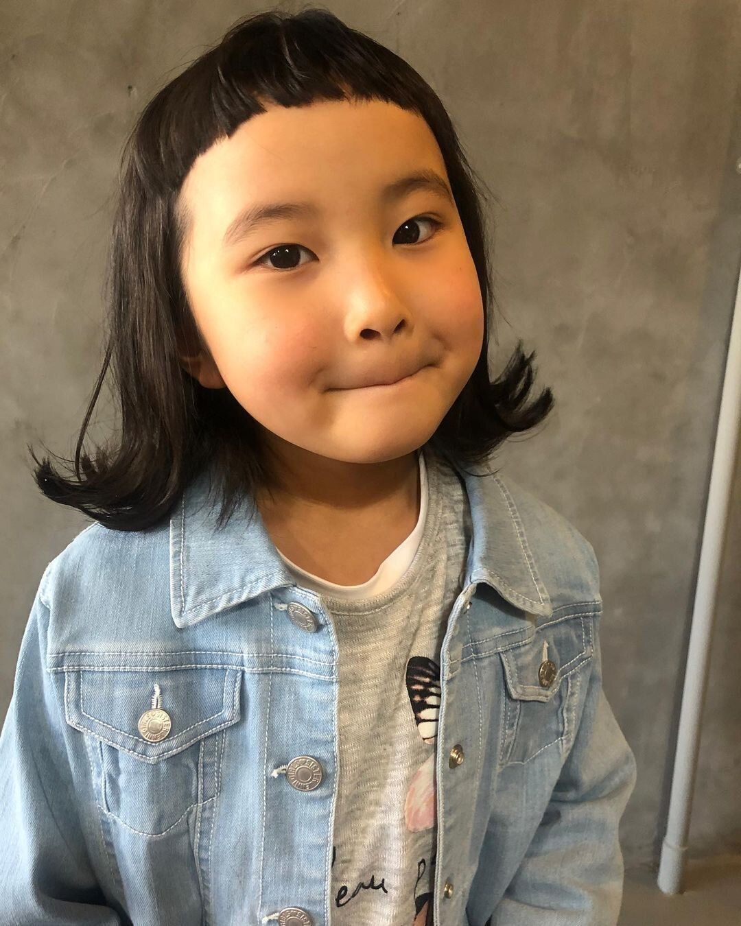 小学生女子も納得のキュートなヘアスタイル。個性が光る♪大胆オン眉で元気ガール