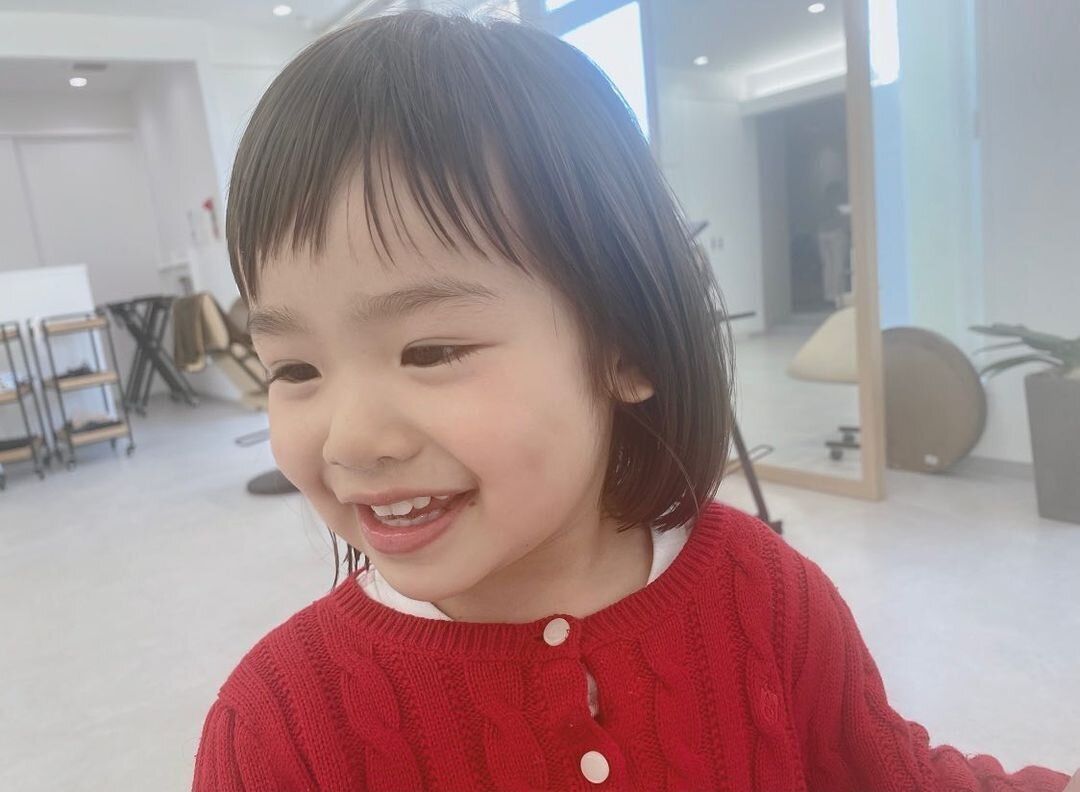 小学生女子も納得のキュートなヘアスタイル。オン眉バングであどけないかわいさを！