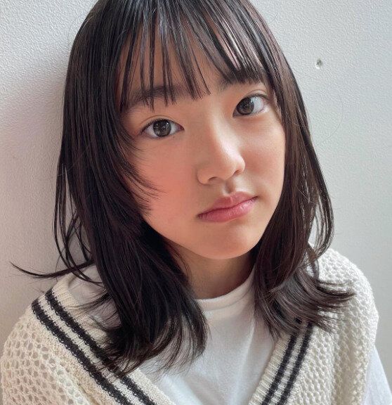 顔まわりのレイヤーがポイント！レイヤーウルフミディアム