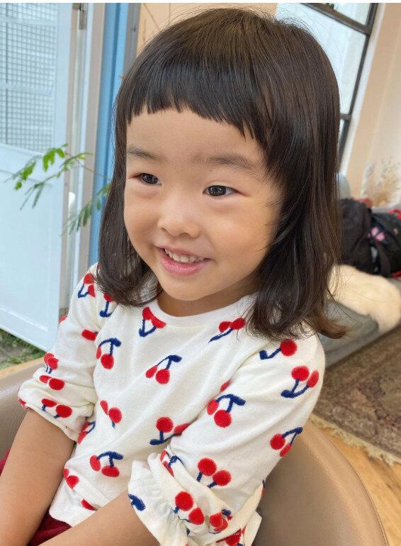 小学生女子も納得のキュートなヘアスタイル。ナチュラルなくせ毛がかわいいキッズカット