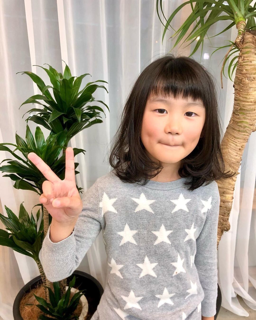 小学生女子も納得のキュートなヘアスタイル。お休みの日は、ゆるい巻き髪で