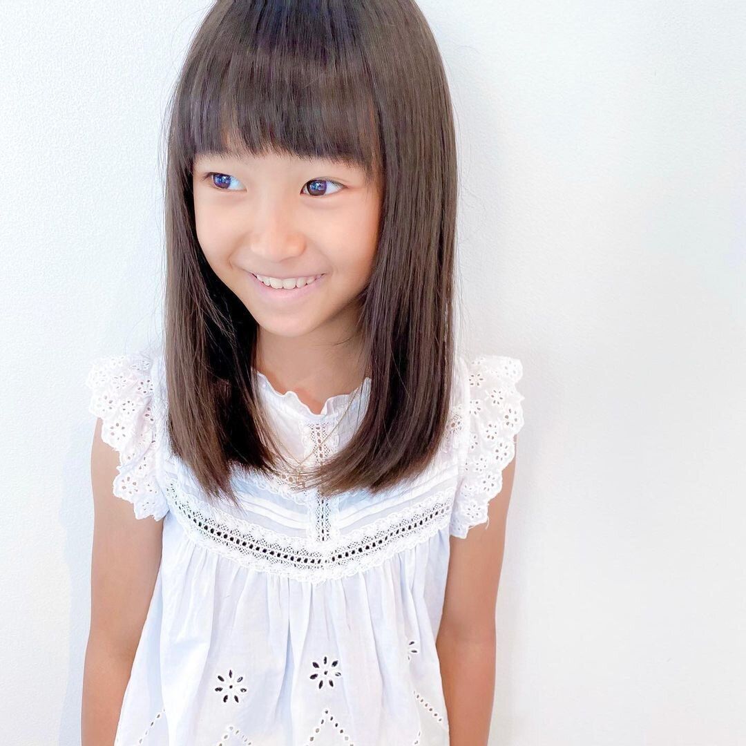 小学生女子も納得のキュートなヘアスタイル。さらツヤヘアを活かしたナチュラルな内巻きヘア！