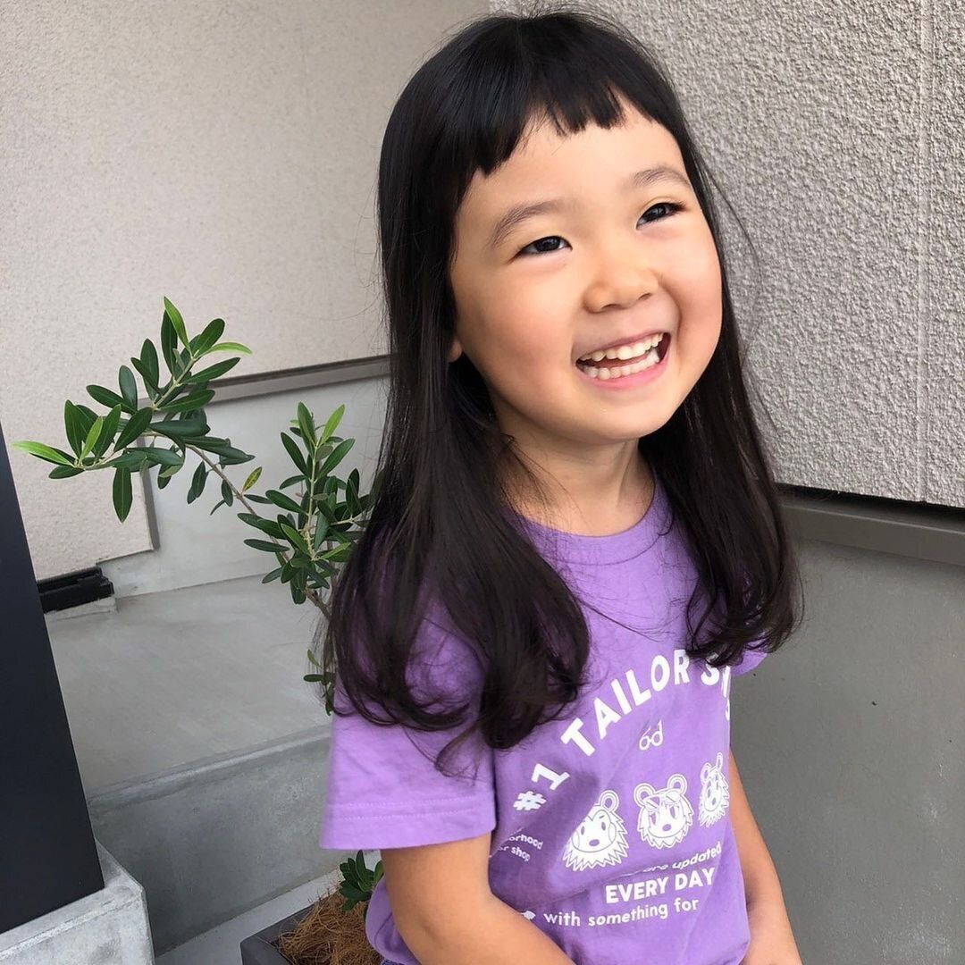 小学生女子も納得のキュートなヘアスタイル。ママとおそろいのロングスタイル