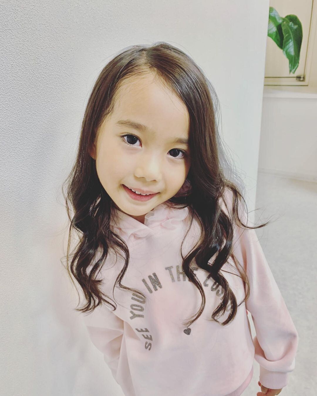 小学生女子も納得のキュートなヘアスタイル。ロングカールで大人っぽくおませさんヘアに