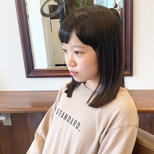 小学生女子も納得のキュートなヘアスタイル。ツヤ感たっぷり！切りっぱなしロングヘア