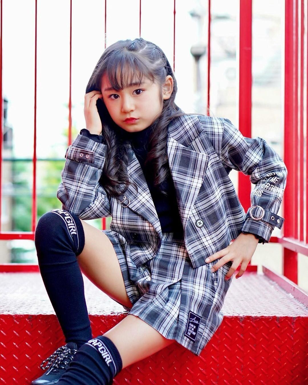 小学生女子も納得のキュートなヘアスタイル。クールな片編み込みヘアアレンジ