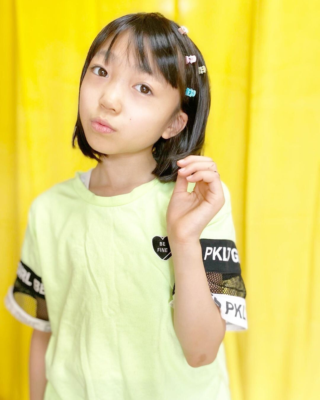 小学生女子も納得のキュートなヘアスタイル。カラフルクリップで簡単アレンジ