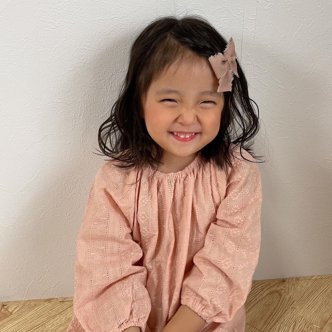 小学生女子も納得のキュートなヘアスタイル。前髪スッキリキュートなヘアアレンジ